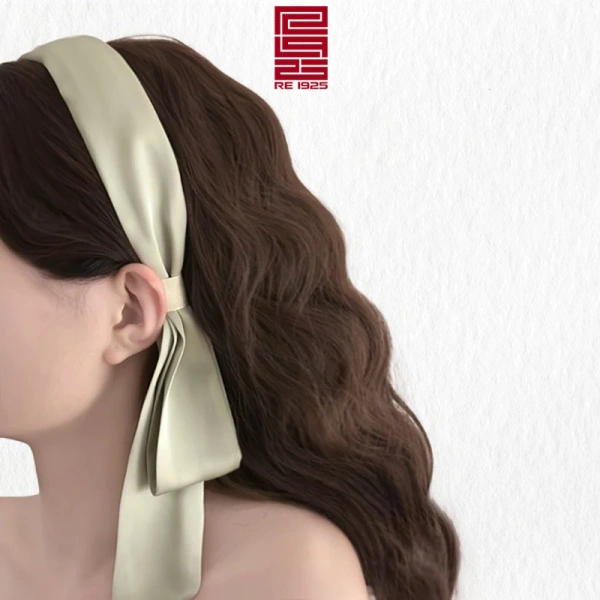 Khi một chiếc băng đô tóc đơn giản lại giữ áo dài Tết không rơi suốt ngày - Ảnh 1