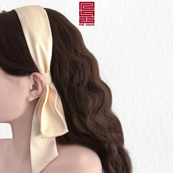 Băng đô không chỉ là phụ kiện làm đẹp tóc; trong ngữ cảnh áo dài, nó trở thành công cụ hỗ trợ giữ độ ổn định của vòng cổ và vai. (Ảnh 2)