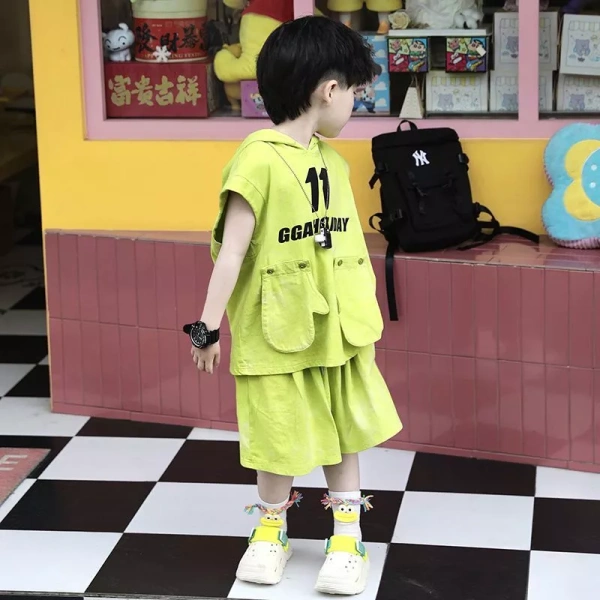 Khi mũ trùm đầu không tay trong bộ quần áo bé trai mùa hè làm giảm cảm giác thoáng mát khi chạy chơi - Ảnh 4