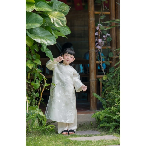 Khi mua áo dài cách tân cho bé gái, hầu hết phụ huynh bỏ qua chi tiết hở gáy khiến bức ảnh Tết không như ý - Ảnh 2 Khi mua áo dài cách tân cho bé gái, hầu hết phụ huynh bỏ qua chi tiết hở gáy khiến bức ảnh Tết không như ý - Ảnh 2