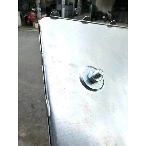 Rắc rối thường gặp khi lắp đặt khung bọc biển số là việc siết ốc quá mạnh, gây biến dạng khung hoặc làm nứt lớp phủ bảo vệ. (Ảnh 3)