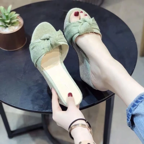 Khi mùi hương nhẹ lan tỏa từ đôi dép nơ in ảnh thật, bạn sẽ bất ngờ về cảm giác sang trọng mỗi bước đi - Ảnh 1
