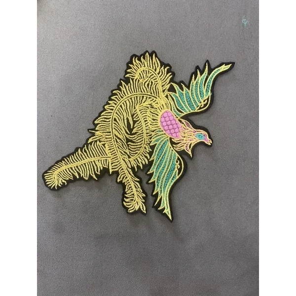 Khi muốn cá nhân hoá laptop, việc dán sticker thêu logo thường khiến người dùng bỏ qua một chi tiết quan trọng. - Ảnh 2