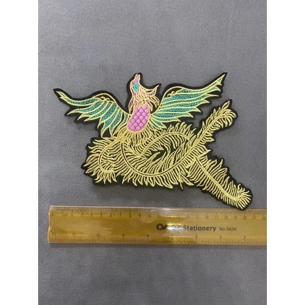Trong số các mẫu sticker thêu trên thị trường, sticker logo thêu phượng hoàng đang nhận được nhiều phản hồi tích cực. (Ảnh 4)