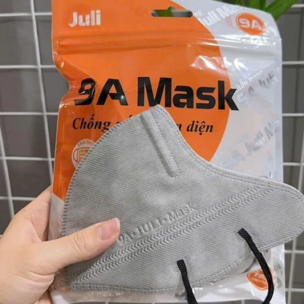 Đối với những người thường xuyên phải ra ngoài dưới ánh nắng mạnh, Khẩu Trang 9A July 5 cung cấp một giải pháp thực tế. (Ảnh 5)