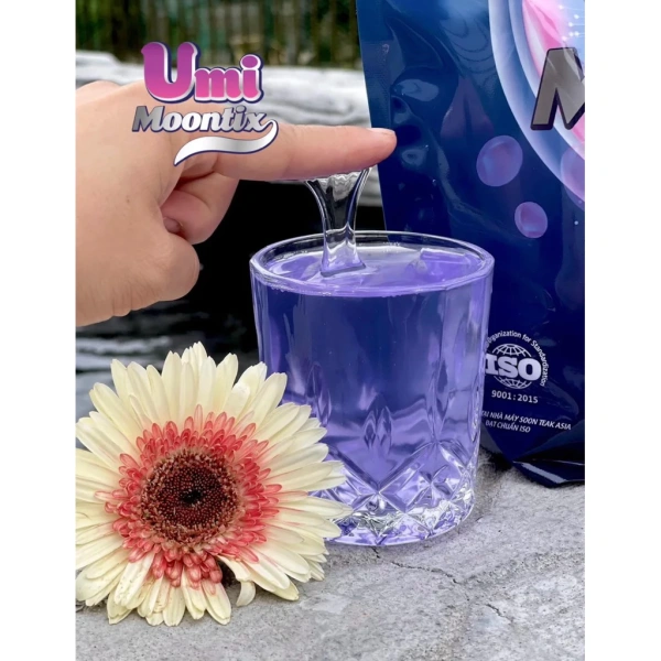 Hầu hết các nhãn hiệu nước giặt hiện nay dùng cụm từ đậm đặc để gợi lên hình ảnh một sản phẩm có nồng độ chất hoạt tính cao, giúp giảm lượng dùng cho mỗi lần giặt. (Ảnh 2)