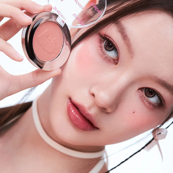 Mặc dù phấn phủ kiềm dầu mang lại nhiều ưu điểm, nhưng không phải lúc nào cũng phù hợp với mọi hoàn cảnh. (Ảnh 3)