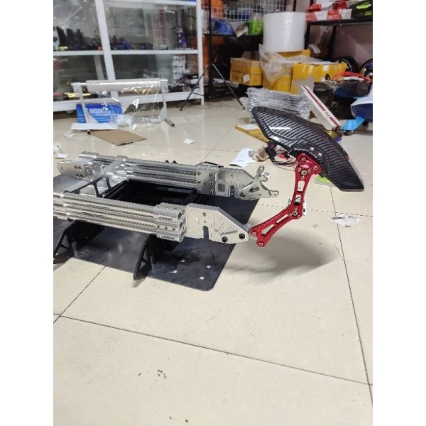 Trong những trường hợp yêu cầu chịu lực mạnh và thời gian hoạt động liên tục, thép carbon đã qua gia công CNC thường là lựa chọn tối ưu nhờ tính ổn định và khả năng tùy chỉnh kích thước chi tiết. (Ảnh 2)