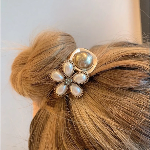 Ngay cả khi dùng dây thun chất lượng tốt, cách buộc và tháo cũng quyết định tới sức khỏe của tóc. (Ảnh 3)