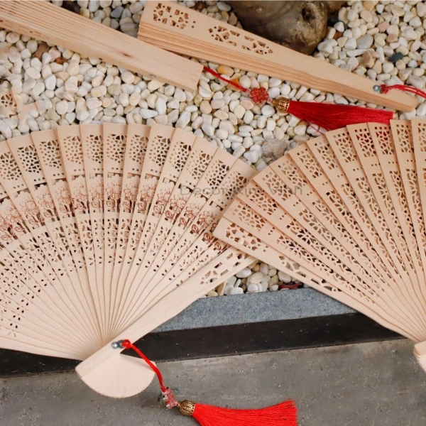 Để đạt hiệu quả “đột phá” trong việc tạo không gian thư giãn, quạt gỗ cần được bố trí thông minh cùng các vật dụng trang trí khác. (Ảnh 4)
