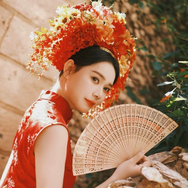 Những người yêu thích không gian cổ trang thường hay kết hợp quạt gỗ xếp với oán tháp bánh – một trong những biểu tượng quen thuộc của Tết Việt. (Ảnh 3)