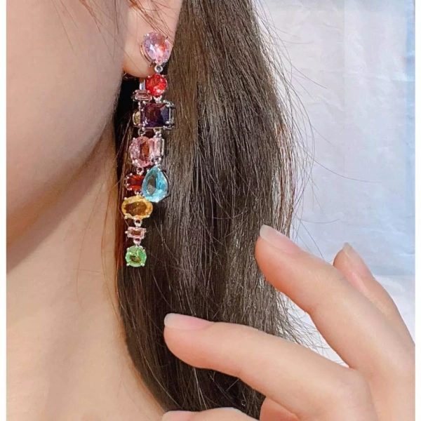 Việc lựa chọn bông tai không chỉ dựa vào màu sắc hay thương hiệu, mà còn phụ thuộc vào cách sử dụng và sở thích cá nhân. (Ảnh 3) Việc lựa chọn bông tai không chỉ dựa vào màu sắc hay thương hiệu, mà còn phụ thuộc vào cách sử dụng và sở thích cá nhân. (Ảnh 3)