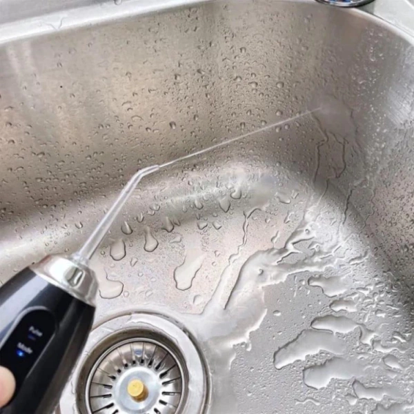 Đặt các món bát đĩa thành hàng ngang trên bệ rửa sao cho mặt bên được nghiêng nhẹ, tạo điều kiện cho dòng nước chảy qua toàn bộ bề mặt. (Ảnh 5)