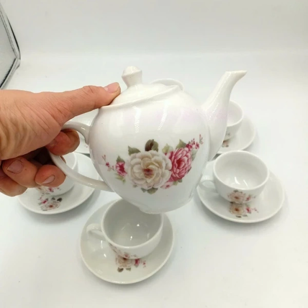 Việc chọn một bộ ấm trà vừa đẹp, vừa tiện dụng sẽ giảm thiểu rủi ro tay trượt. (Ảnh 4)