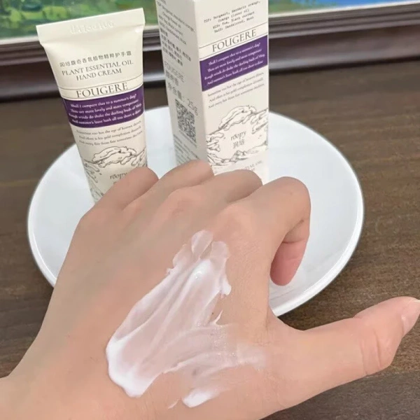 Trên thị trường hiện nay, có hàng trăm loại kem dưỡng tay đa dạng từ thuốc mỡ, gel, tới các loại “mini” dạng hộp quà. (Ảnh 4)