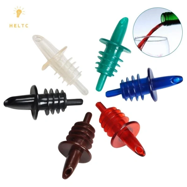 Khi tin rằng bình rượu nhựa với vòi rót tự do sẽ giúp rót sạch, thực tế lại dễ khiến rượu bắn tung lên bàn. - Ảnh 1