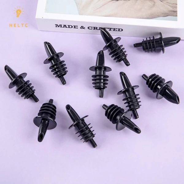 Khi tin rằng bình rượu nhựa với vòi rót tự do sẽ giúp rót sạch, thực tế lại dễ khiến rượu bắn tung lên bàn. - Ảnh 4