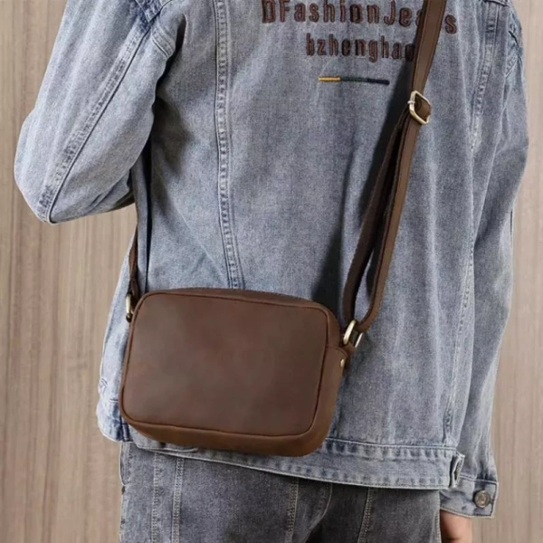 Hiện nay, người tiêu dùng có thể lựa chọn giữa nhiều mẫu túi đáp ứng nhu cầu “đa năng”. (Ảnh 2) Hiện nay, người tiêu dùng có thể lựa chọn giữa nhiều mẫu túi đáp ứng nhu cầu “đa năng”. (Ảnh 2)