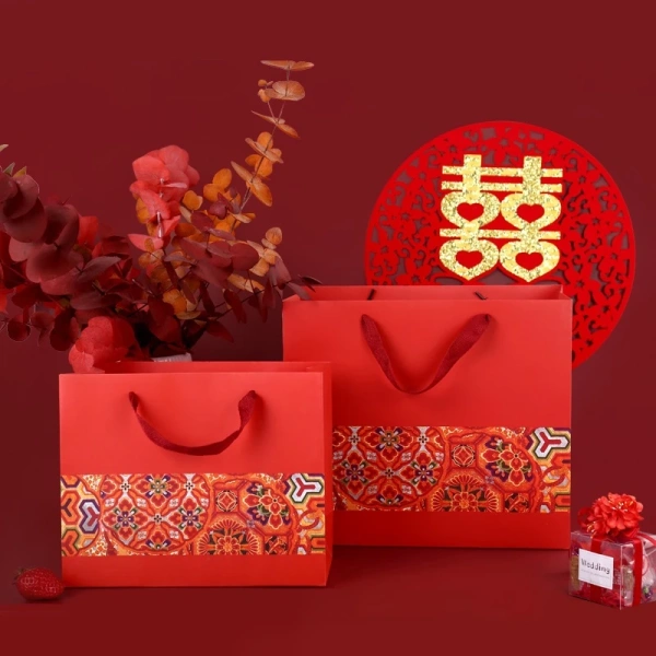 Sản phẩm Túi giấy đựng quà “Hoa Gạo” được thiết kế dành riêng cho các dịp lễ Tết, sinh nhật và đặc biệt là Giáng sinh. (Ảnh 4)