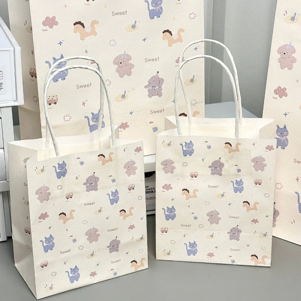 Trong ba loại, túi giấy kraft thường được ưa chuộng cho các dịp sinh nhật, lễ tết vì độ thân thiện với môi trường và dễ in ấn các hình ảnh động vật đa dạng. (Ảnh 5)