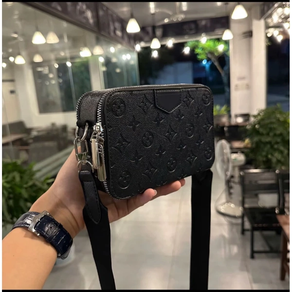 Khi túi xách nam đeo chéo kích thước 20 cm bất ngờ chứa hết mọi vật dụng cá nhân cần thiết trong một ngày - Ảnh 3 Khi túi xách nam đeo chéo kích thước 20 cm bất ngờ chứa hết mọi vật dụng cá nhân cần thiết trong một ngày - Ảnh 3