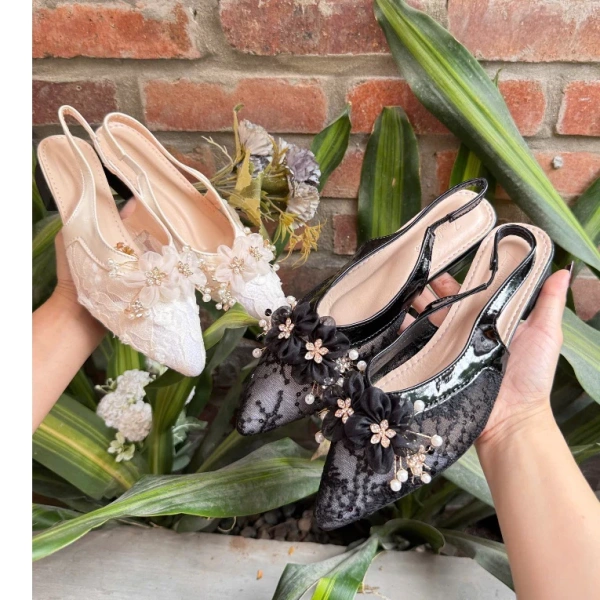Khi vẻ lấp lánh của sandal mũi nhọn gặp đế vuông, cảm giác thoải mái trong tiệc cưới không còn như mong đợi. - Ảnh 1