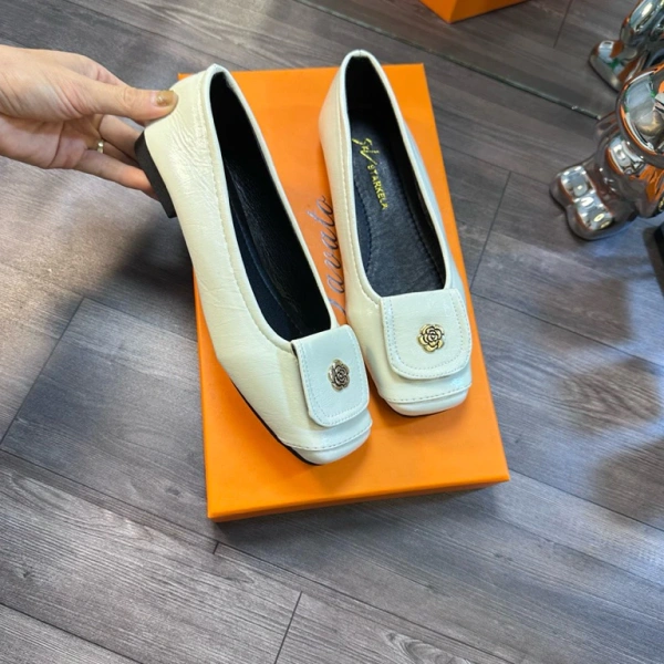 Giày búp bê nổi tiếng với thiết kế gọn nhẹ, gót thấp, phù hợp với các buổi hẹn hò hoặc đi làm. (Ảnh 2)