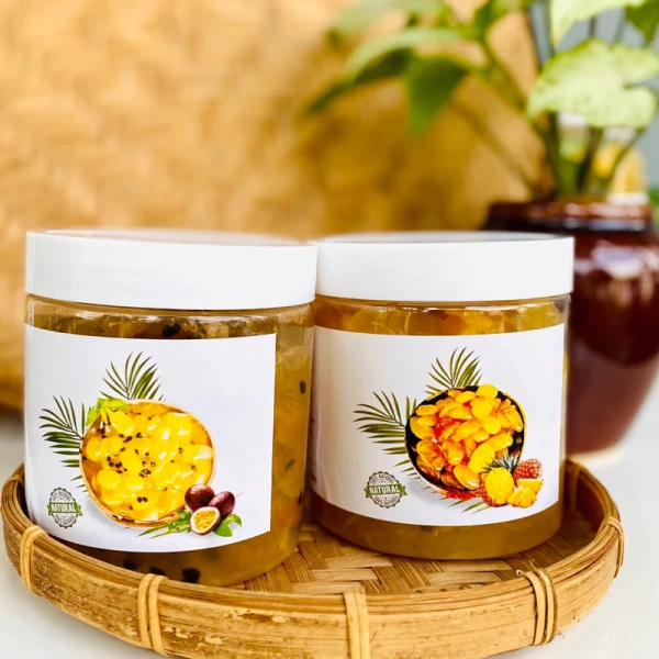 Hạt đác rim chanh dây của thương hiệu Ông Bốn (hạt đác rim thơm chanh dây) được chế biến từ hạt đác dẻo, chanh dây tươi, và đường phèn. (Ảnh 3)