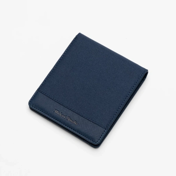 Chất liệu polyester canvas và da PU được quảng bá là “không trượt nước”. (Ảnh 2)