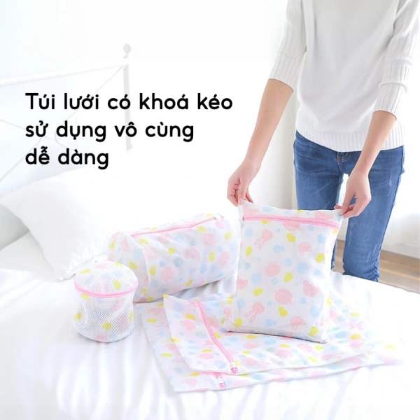 Một giải pháp thực tế cho vấn đề trên là sử dụng Combo 5 Túi Giặt Máy Giặt - Túi Lưới Giặt Quần áo Ngực đồ Lót Tất Vớ Có Khoá Kéo Tránh Giãn Quần áo. (Ảnh 3)
