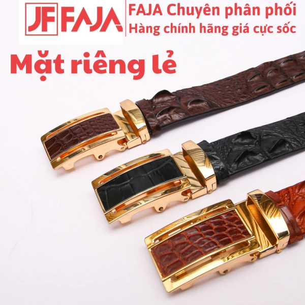 Khóa tự động trên dây lưng da cá sấu thường gây bất tiện khi thay quần áo - Ảnh 1