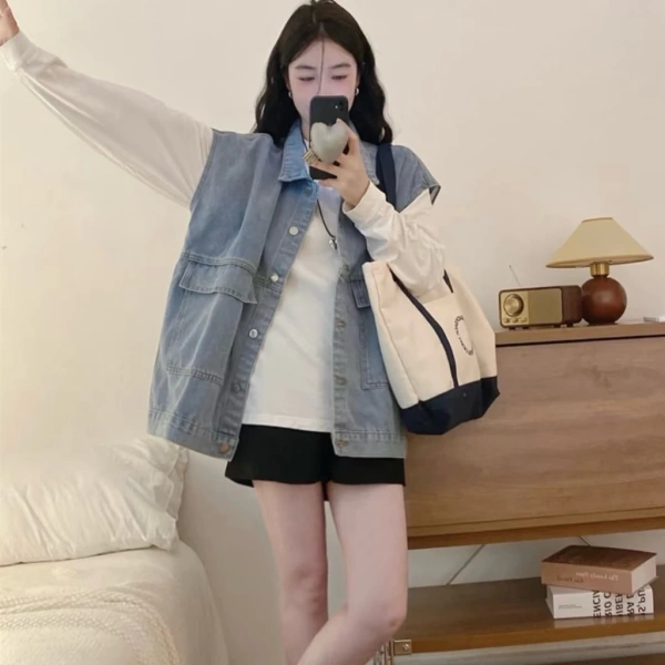Không tay nhưng vẫn giữ ấm: bất ngờ khi mặc áo gile jean trong thời tiết se lạnh - Ảnh 1 Không tay nhưng vẫn giữ ấm: bất ngờ khi mặc áo gile jean trong thời tiết se lạnh - Ảnh 1