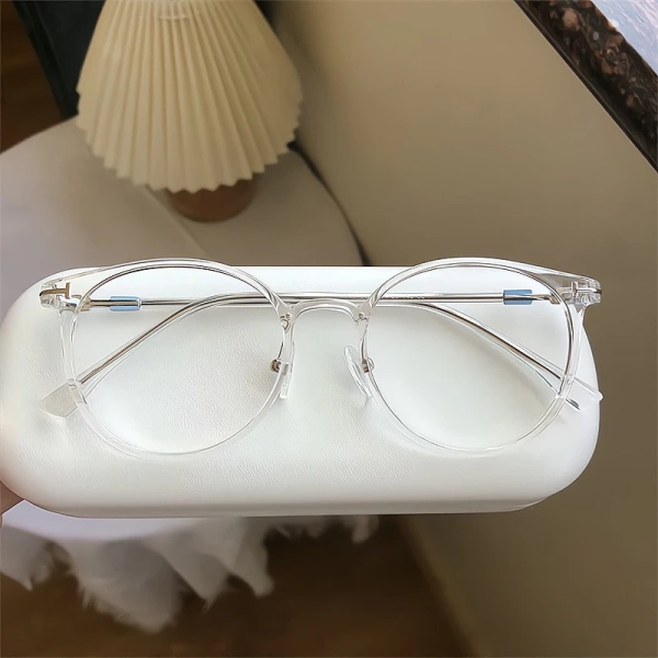 Kính gọng tròn siêu nhẹ mang lại cảm giác thoải mái, nhưng khả năng chống ánh sáng xanh thực tế vẫn gây bất ngờ. - Ảnh 3