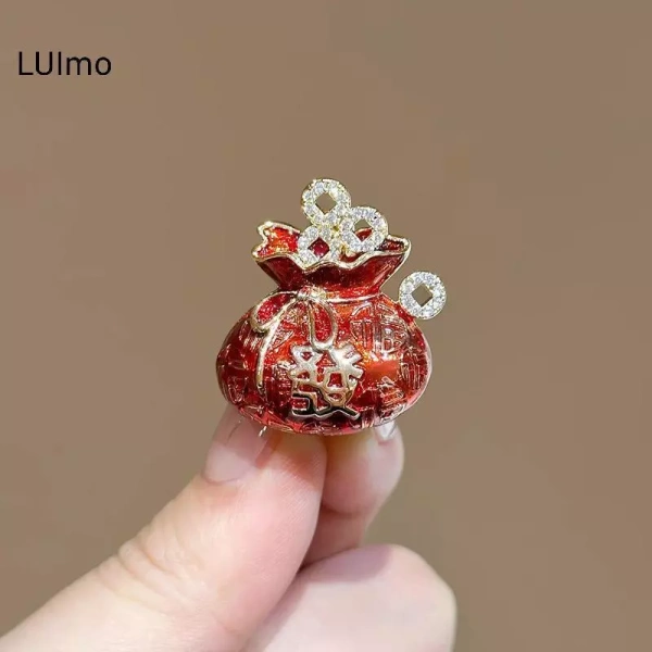 Trang phục truyền thống như áo dài, áo gấm thường có các màu vàng, đỏ, hổ phách – rất hợp với trâm cài có màu sắc tương tự. (Ảnh 4)