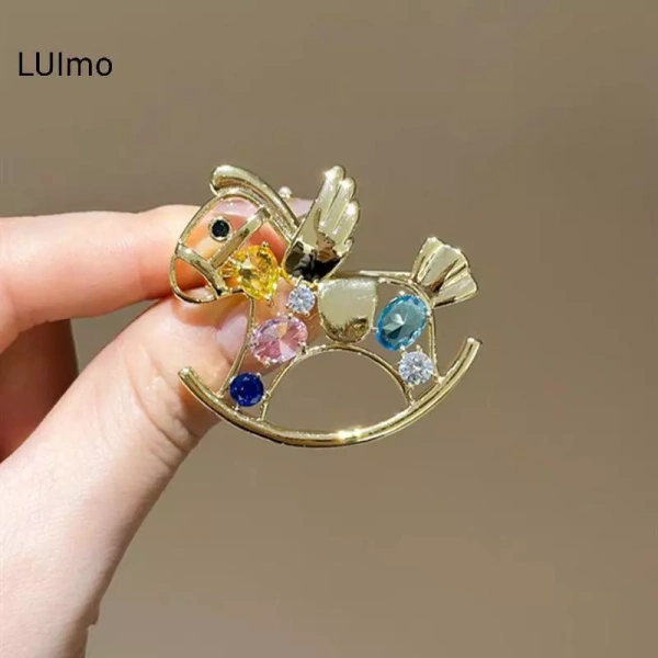 Sử dụng một miếng vải mềm, hơi ẩm để lau nhẹ. (Ảnh 5)