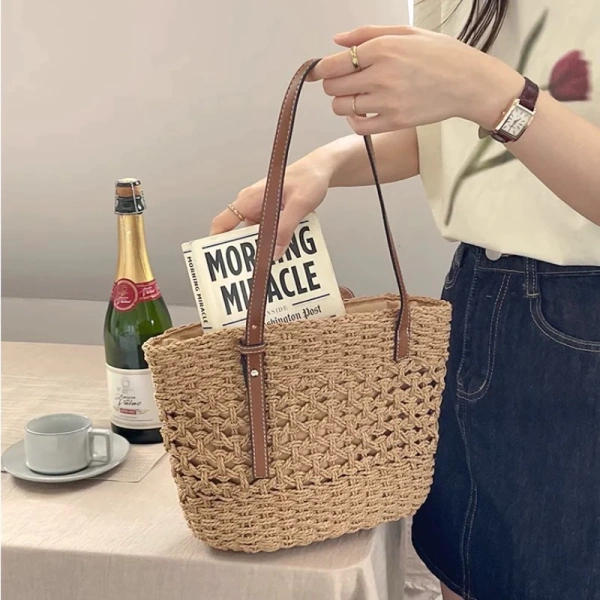Lỗ khóa kéo của túi cói nhỏ đeo vai dễ rơi rớt khi va chạm với áo: chi tiết mà nhiều người bỏ qua - Ảnh 2