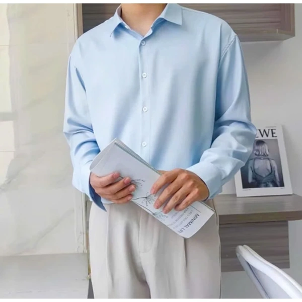Trong đó, áo lụa vẫn giữ ưu thế về vẻ đẹp và cảm giác mượt mà, nhưng đòi hỏi người dùng phải chú ý hơn tới việc chăm sóc và tránh các yếu tố gây nếp gấp. (Ảnh 5)