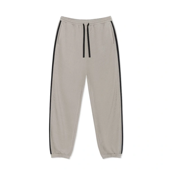 Thun gân sóng thường được dệt từ sợi CVC (Cotton-Viscose) hoặc polyester, tạo nên một lớp vải mịn, đàn hồi nhẹ. (Ảnh 2)