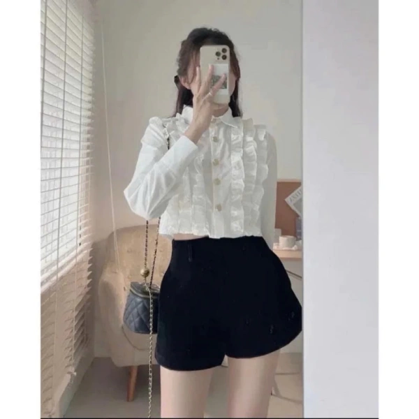 Thị trường hiện nay có nhiều loại quần ngắn: denim, polyester, cotton, và nhung. (Ảnh 5)