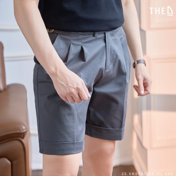 Quần short kaki màu neutral như xanh kaki hoặc bé xám có thể kết hợp với áo phông trắng, sơ mi lỏng nhẹ, hoặc áo khoác bomber. (Ảnh 3)