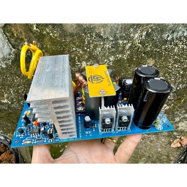 Mạch tăng áp (step-up converter) thực hiện công việc “đẩy” điện áp đầu vào lên mức cao hơn bằng cách chuyển đổi năng lượng từ nguồn DC qua một cuộn cảm và một công tắc (thường là MOSFET). (Ảnh 2)