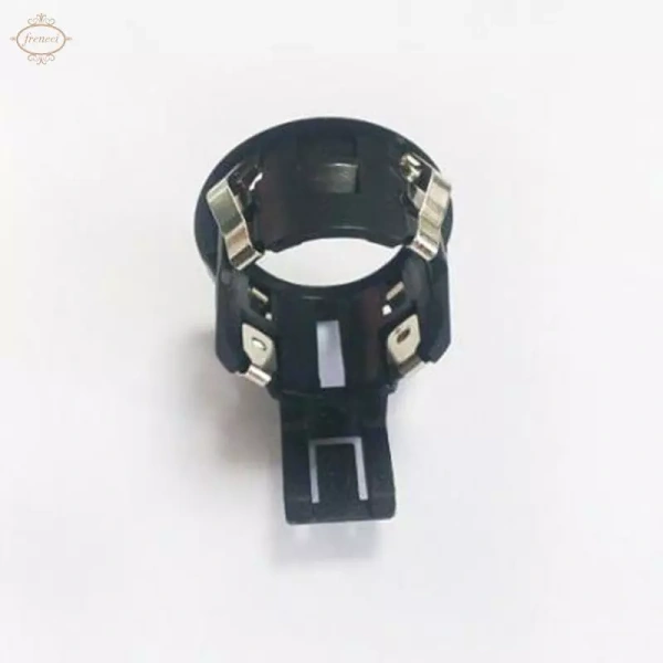 Hầu hết người dùng lắp màn hình lùi trực tiếp lên trần xe hoặc trên cầu trợ lực. (Ảnh 2) Hầu hết người dùng lắp màn hình lùi trực tiếp lên trần xe hoặc trên cầu trợ lực. (Ảnh 2)