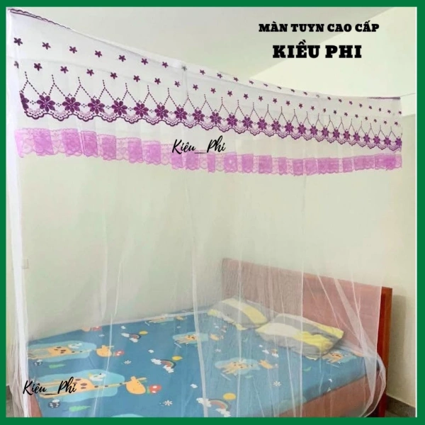 Việc lắp đặt cũng đơn giản: chỉ cần buộc tay nắm vào các móc ở bốn góc, kéo cho đủ căng, và điều chỉnh độ cao sao cho vừa với khung giường. (Ảnh 4)