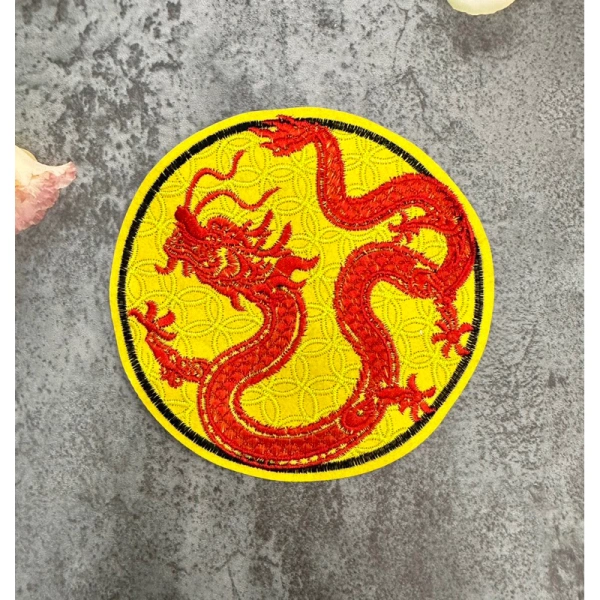 Thường người mua sẽ gắn logo ở vị trí dễ thấy: vai, ngực hoặc lưng dưới. (Ảnh 2)