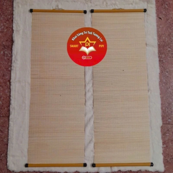 Mành tre trang trí Tết 30x90 cm tạo không gian ấm cúng, nhưng lỗ treo nhỏ thường gây khó khăn khi lắp đặt - Ảnh 1