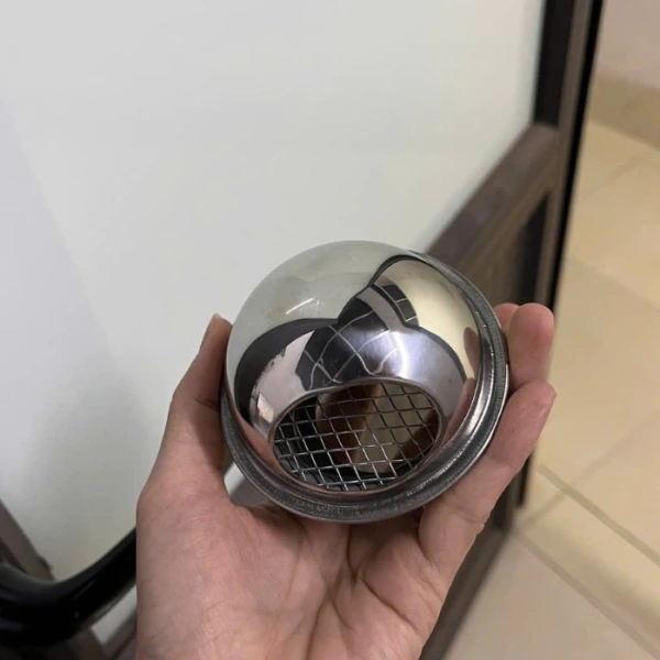 Mặt chụp che mưa inox thấp trên ống 60 thường làm giảm hiệu quả máy hút mùi - Ảnh 1 Mặt chụp che mưa inox thấp trên ống 60 thường làm giảm hiệu quả máy hút mùi - Ảnh 1