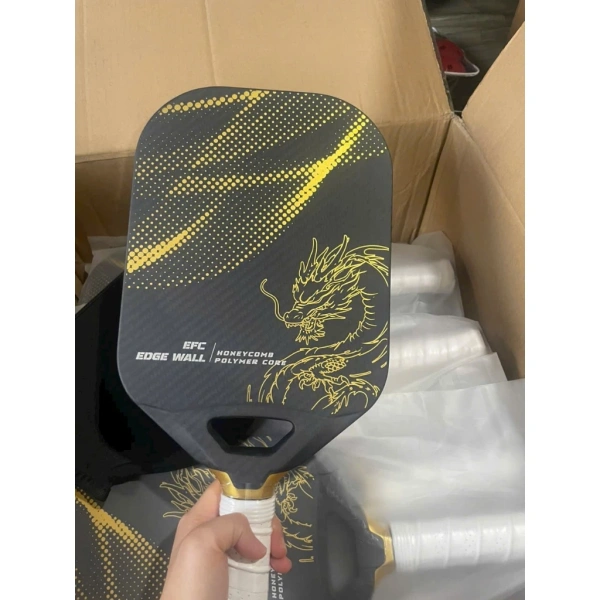 Quá trình đúc tích hợp ép nóng giúp các lớp carbon và lõi PP (tổ ong) “khít” với nhau một cách chắc chắn. (Ảnh 2)