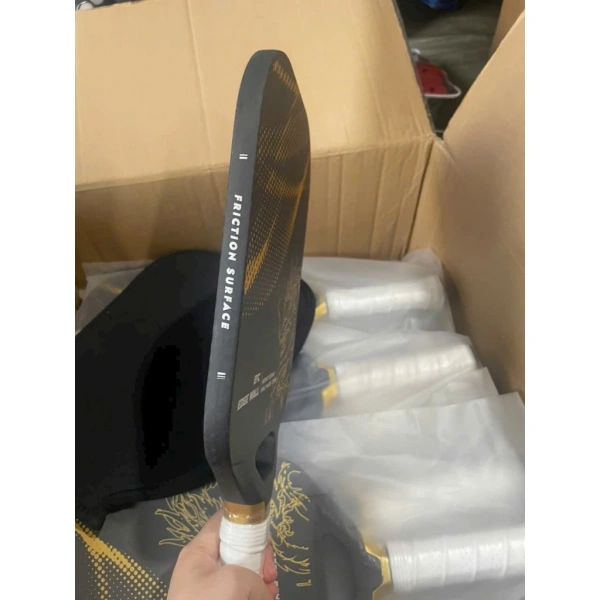 Với chi phí ban đầu cao hơn, một vợt carbon vẫn là khoản đầu tư hợp lý nếu bạn dự định chơi thường xuyên hoặc tham gia giải đấu. (Ảnh 5)