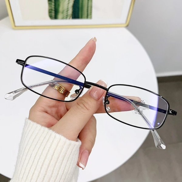 Ánh sáng xanh và UV có thể gây ra các vấn đề từ mỏi mắt cho đến các bệnh lý nghiêm trọng hơn nếu tiếp xúc kéo dài. (Ảnh 3)