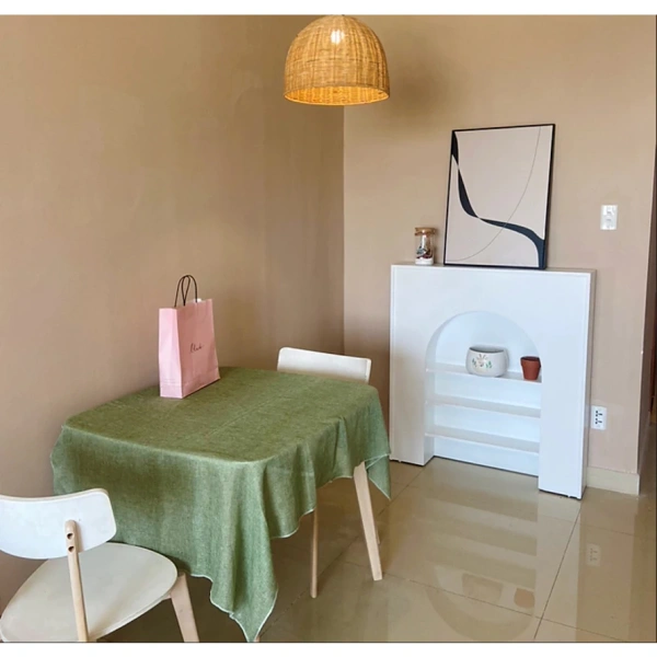 Khi bố trí một bức tường hoặc một khung backdrop bằng vải pastel, bạn không chỉ đang “đầu tư” vào thẩm mỹ, mà còn đang tạo ra môi trường hỗ trợ sức khỏe tinh thần. (Ảnh 2)